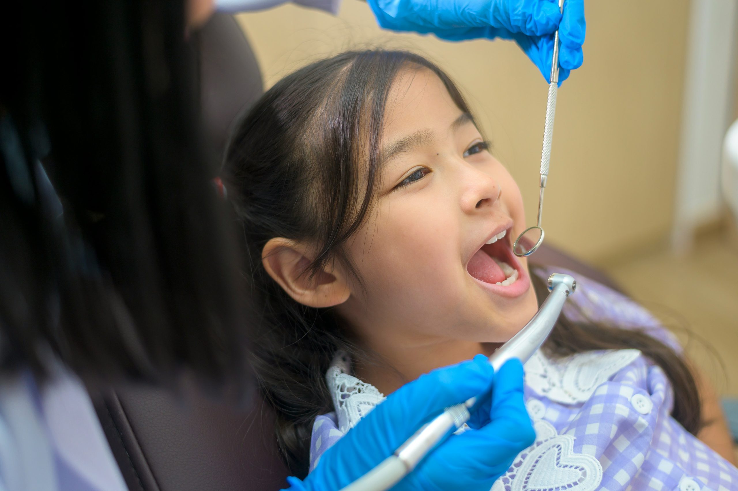 Barn hos tandhygienist under tandundersökning och profylaxbehandling